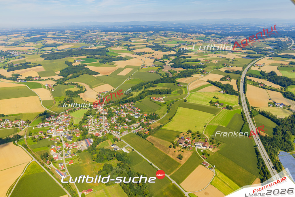 Klassische Luftaufnahme ohne Drohne zeigt:Engertsham bei Fürstenzell - Die Luftbildaufnahme wurde 2025 vom UL-Flugzeug heraus erstellt ( keine Drohne ) - Hochauflösende Luftaufnahme -Nicht vergleichbar mit Google Maps oder Satelittenbilder- Die Geschenkidee !Mit Lizenz und Bildrechte bestellbar