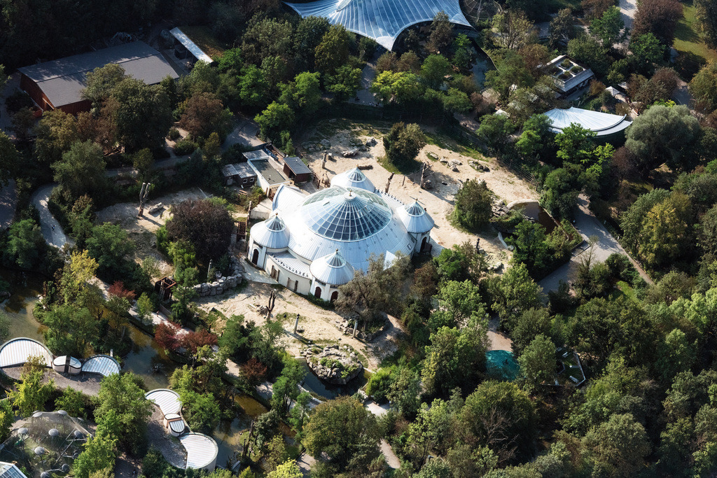 dr__0055856.jpg | MüNCHEN 17.09.2020 Zoogelände am Tierpark " Hellabrunn " - Elefantenhaus - im Ortsteil Untergiesing-Harlaching in München im Bundesland Bayern, Deutschland. Weiterführende Informationen bei: Münchener Tierpark Hellabrunn AG. // Zoo area at the zoo "Hellabrunn" - Elephant House - in the district Untergiesing-Harlaching in Munich in the state Bavaria, Germany. Further information at: Muenchener Tierpark Hellabrunn AG. Foto: Daniel Reiter