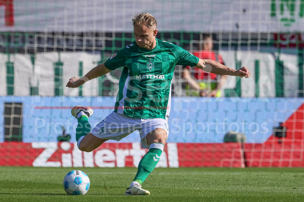 Fussball, Bundesliga, SV Werder Bremen - FC Bayern München | v.li.: Amos Pieper (SV Werder Bremen, 5) am Ball, Freisteller, Einzelbild, Ganzkörper, Aktion, Action, Spielszene, DIE DFL-RICHTLINIEN UNTERSAGEN JEGLICHE NUTZUNG VON FOTOS ALS SEQUENZBILDER UND/ODER VIDEOÄHNLICHE FOTOSTRECKEN. DFL REGULATIONS PROHIBIT ANY USE OF PHOTOGRAPHS AS IMAGE SEQUENCES AND/OR QUASI-VIDEO.