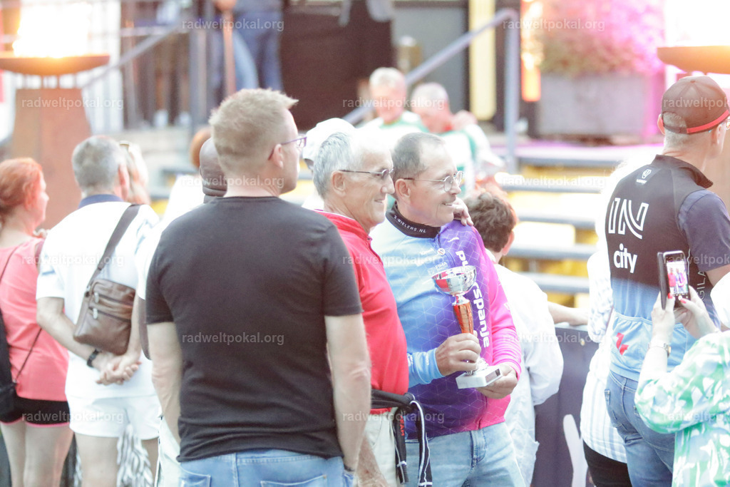 1471_20230817_Bewerb_Maenner_Muehlanger | AUT - OESTERREICH, 2023-08-16: SPORT RENNRAD-FAHREN - 55. INTERNATIONALER RADWELTPOKAL IN ST. JOHANN IN TIROL  - Vintage-Radrennen mit WM-Bronze-Medaillen-Siegerin Christina Schweinberger, den Teilnehmer und Alexander Baumann (vom Orginastions-Team) - TAG 2 BEWERB MAENNER IN SECHS GRUPPEN  ; Foto: Roland Muehlanger