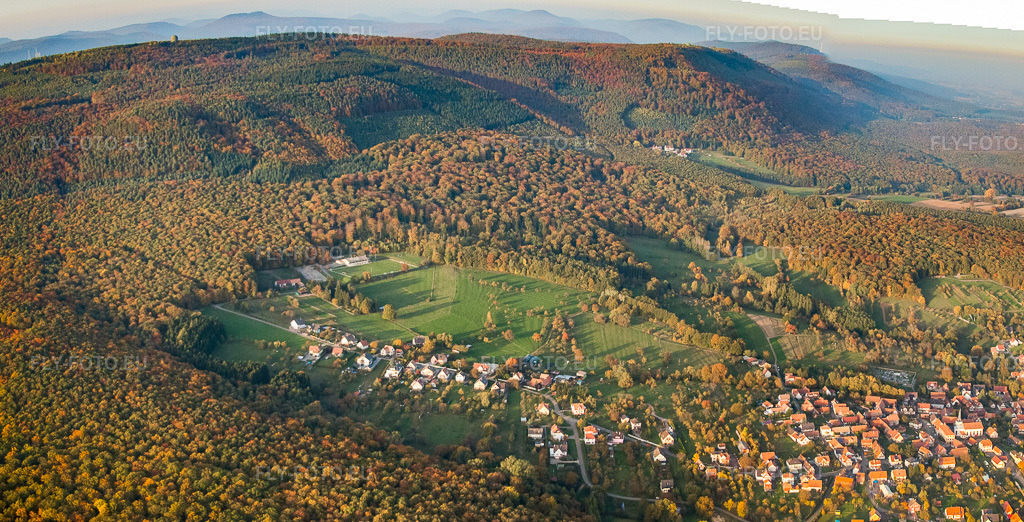 Vue aérienne: Route de Pfaffenschlick à Lampertsloch dans le département Bas Rhin, France – .Photo: IMG_54226-Bearbeitet.jpg prise le 21/10/2012 par Werner Riehm/FLY-FOTO.eu – Résolution de l'original: 6280 x 3199 px