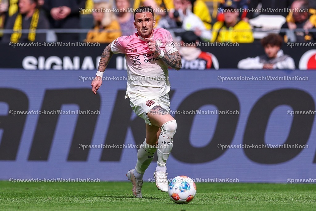 BVB11042601055 | 11.04.2026, Fußball, Borussia Dortmund - Bayer 04 Leverkusen, 1. Fußball Bundesliga, 29. Spieltag, Signal Iduna Park, Saison 2025 2026: Alejandro Grimaldo&nbsp;(Bayer04 Leverkusen #20)  DFB regulations prohibit any use of photographs as image sequences and or quasi-video.