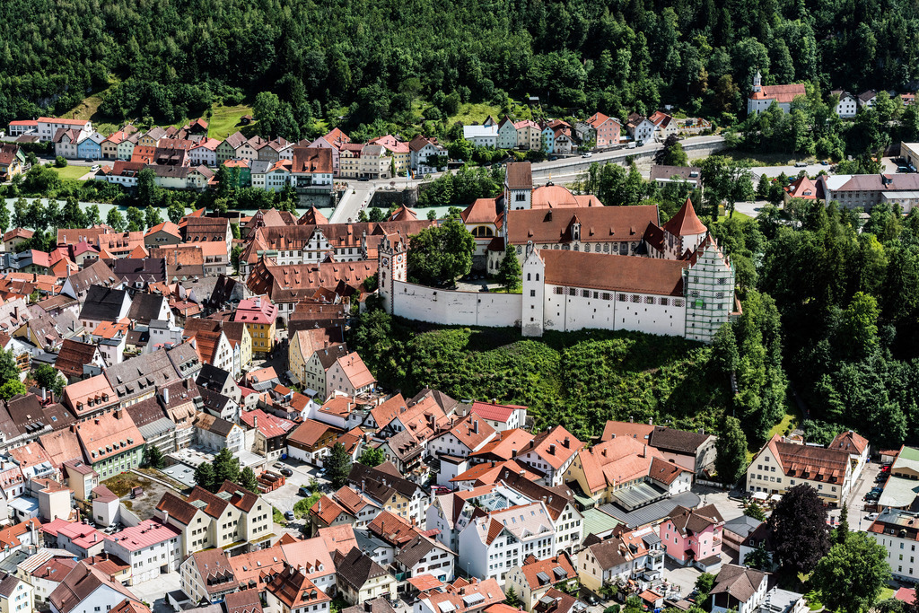 dr__0019211.jpg | FüSSEN 04.07.2017 Burganlage des Schloß Hohes Schloss Füssen in Füssen im Bundesland Bayern, Deutschland. // Castle of Schloss Hohes Schloss Fuessen in Fuessen in the state Bavaria, Germany. Foto: Daniel Reiter