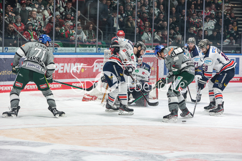 Augsburger Panther - Iserlohn Roosters | Mit vereinten Kraeften koennen die Roosters den Treffer zum 0-2 verhindern