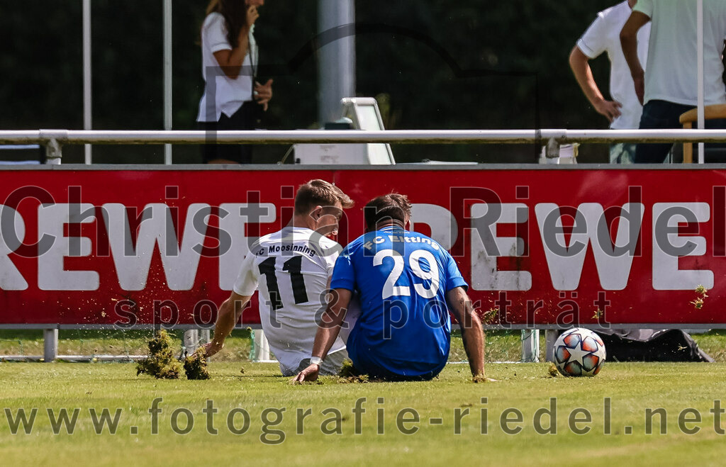 2023-07-22_033_FC_Eitting_gegen_FC_Moosinning | Eitting, Deutschland, 22.07.2023:
Fußball, Kreisliga 2023 / 2024, Testspiel, FC Eitting gegen FC Moosinning, Endergebnis: 0:4

Maximilian Lechner (FC Moosinning, #11), Michael Schrödl (FC Eitting, #29)

Foto: Christian Riedel / fotografie-riedel.net