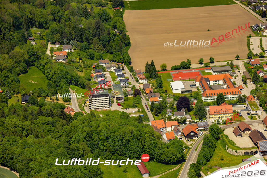 Das Luftbild zeigt realschule Mindelheim - Die Luftaufnahme wurde 2023 vom UL-Flugzeug aus erstellt ( keine Drohne ) - Hochauflösende Luftaufnahme - Für grossformatige Ausdrucke geeignet. Die Geschenkidee !Mit Lizenz und Bildrechte bestellbar