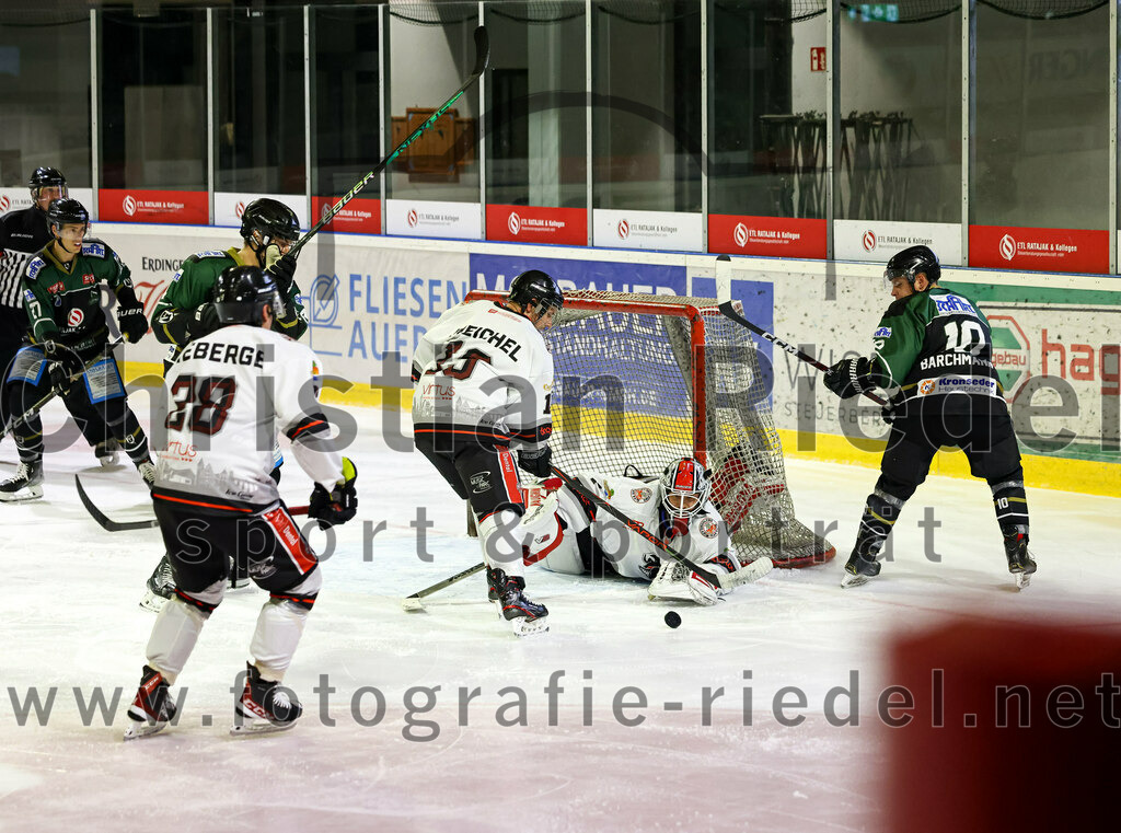 2022-09-30_106_TSV_Erding_gegen_EV_Dingolfing | Erding, Deutschland, 30.09.2022:
Eishockey, Bayernliga 2022 / 2023, Testspiel, TSV Erding gegen EV Dingolfing, Endergebnis: 3:4

Simon Franz (Erding Gladiators, #4), Florian Meichel (EV Dingolfing, #19), Torwart Dennis Jedrus (EV Dingolfing, #1), Marc Barchmann (Erding Gladiators, #10)

Foto: Christian Riedel / fotografie-riedel.net