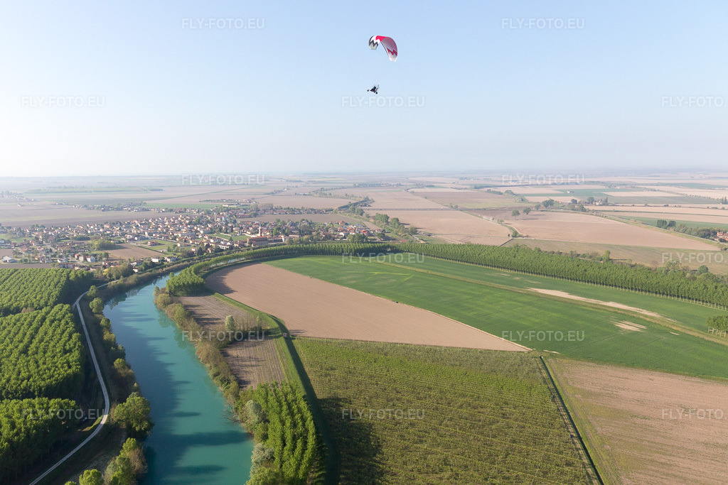 Vue aérienne: Vue de la ville à San Filippo dans le département Vénétie, Italie. Photo: IMG_098812.jpg prise le 08/04/2017 par Werner Riehm/FLY-FOTO.eu – Résolution de l'original: 4859 x 3239 px