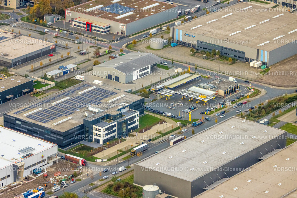 Gelsenkirchen231102922 | Luftbild, Industriepark Schalker Verein, Gewerbegebiet Europastraße, Firmengebäude NAVAHOO GmbH und Westfalen Tankstelle, umgeben von herbstlichen Laubbäumen, Altstadt, Gelsenkirchen, Ruhrgebiet, Nordrhein-Westfalen, Deutschland