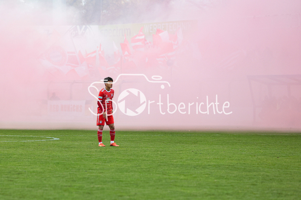 SV Vikoria Aschaffenburg - FC Bayern Amateure | Angelo Brueckner (FCB #2) steht im Nebel von Aschaffenburg