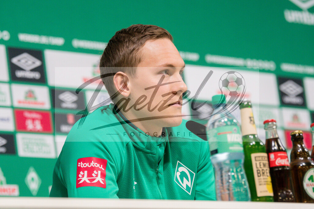 20200218_PKWEBR_0015 | Fussball, Herren: Ludwig Augustinsson (SV Werder Bremen) schaut waehrend der Pressekonferenz des SV Werder Bremen im Presseraum des wohninvest Weserstadion am 18.02.2020 in Osnabrueck, Deutschland. - Realisiert mit Pictrs.com