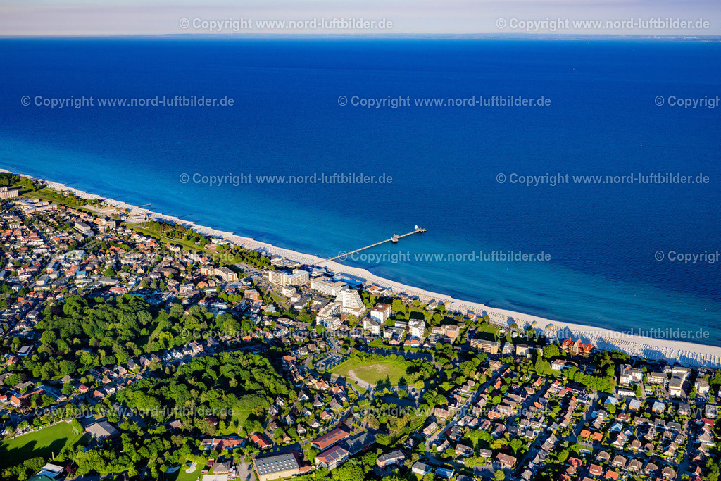 Grömitz_ELS_8553030622 | GRöMITZ 03.06.2022 Küsten- Landschaft am Sandstrand der Ostsee in Grömitz im Bundesland Schleswig-Holstein, Deutschland. // Coastline on the sandy beach of Baltic Sea in Groemitz in the state Schleswig-Holstein, Germany. Foto: Martin Elsen