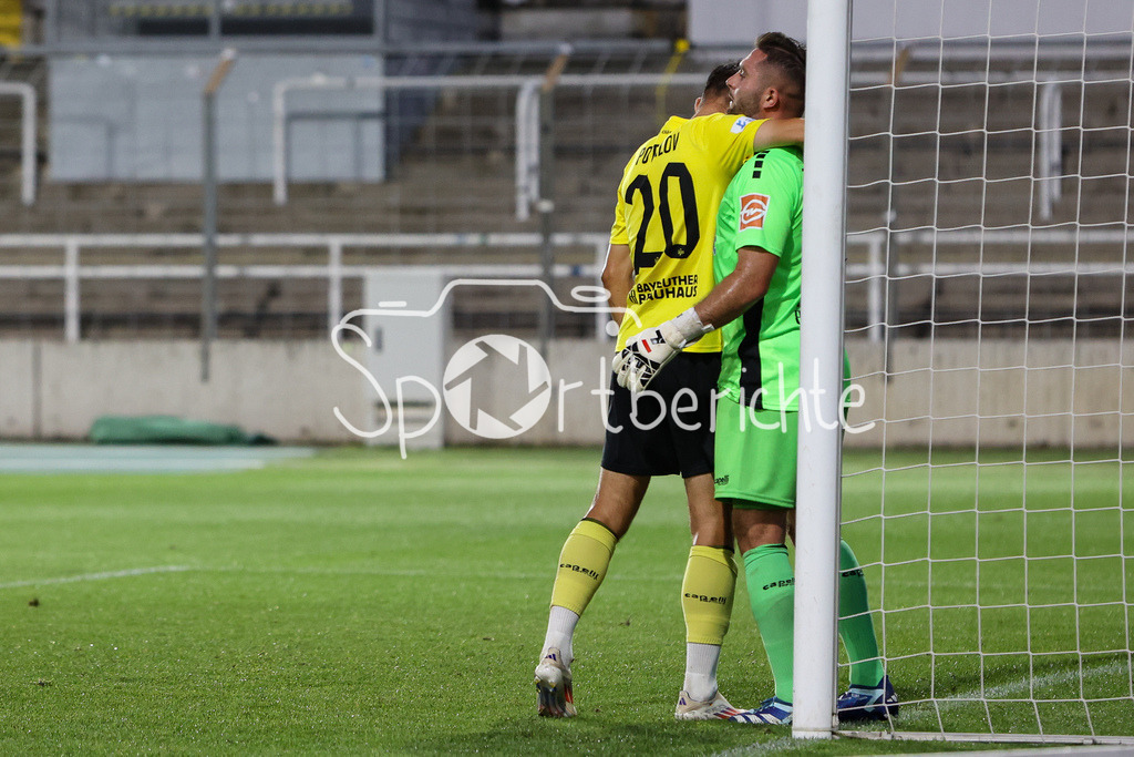 FC Bayern Amateure - SpVgg Bayreuth | enttaeuschte Gaeste nach der Niederlage in Muenchen ( Bohdan POTALOV (Spvgg #20) und Lucas ZAHACZEWSK (SpVGG #1)