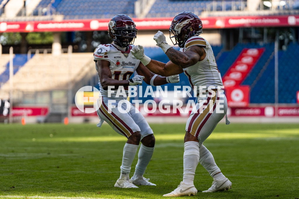 GER Rhein Fire vs. Alpine Rams, American Football, AFLE, Saison 2026, 01.08.2026 | Harlan Kwofie (Rhein Fire, #10) und Jonathan Scott (Rhein Fire, #11) feiern den Punktgewinn,GER Rhein Fire vs. Alpine Rams, American Football, AFLE, Saison 2026, 01.08.2026Foto: Eibner-Pressefoto/Fabian Friese - Realisiert mit Pictrs.com