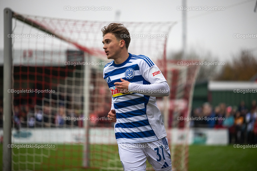 Fussball, Niederrheinpokal, SV Sonsbeck - MSV Duisburg, 16.11.2025, Willy-Lemkens-Sportpark | 16.11.2025, Fussball, Niederrheinpokal, SV Sonsbeck - MSV Duisburg: Patrick Sussek (MSV Duisburg #37) - Realisiert mit Pictrs.com