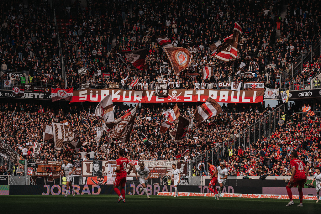 FCS06748 | Der offizielle Shop für FC St. Pauli Fotos. Wähle aus Spielszenen & Fanmomenten dein FCSP Wunschformat. Wir liefern Millerntor-Atmosphäre.