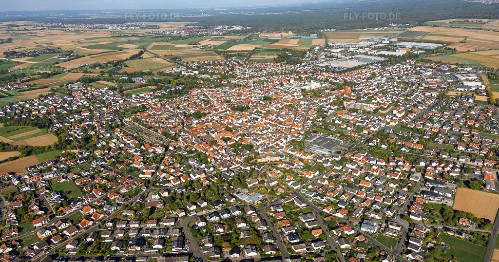 Luftbild: Stadtübersicht von Südosten in Großostheim im Bundesland Bayern in Deutschland. – Foto: IMG_159168-Pano.jpg vom 22.09.2026 durch Werner Riehm/FLY-FOTO.de – Auflösung des Originals: 7143 x 3753 px