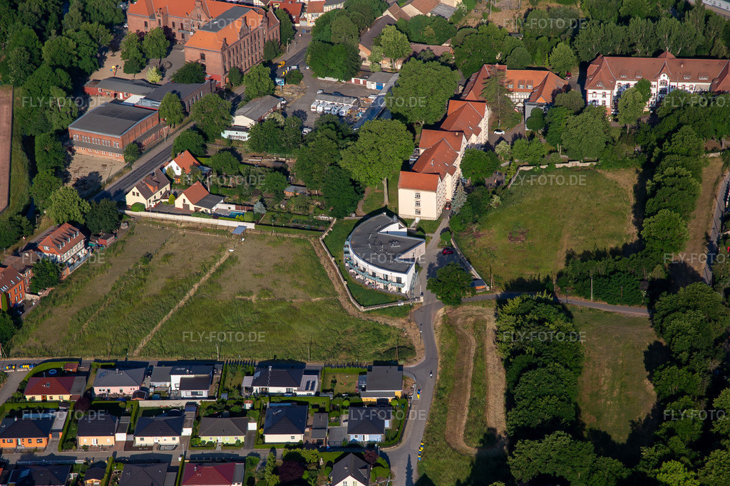 Luftbild: Zwei Gräfinnen Wohngemeinschaften für Senioren mit Pflegebedarf in Halberstadt im Bundesland Sachsen-Anhalt in Deutschland.Foto: IMG_136337.jpg vom 15.06.2023 durch Werner Riehm/FLY-FOTO.deAuflösung des Originals: 5472 x 3648 pxSenioren-WGs Zwei Gräfinnen – CECILIENSTIFT Halberstadt