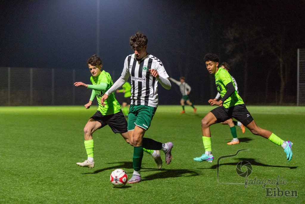 JFV Edewecht-VFL Oldenburg | A-Jugend Bezirkspokal; JFV Edewecht (grün)-VFL Oldenburg (weiß) am 27.02.2024; in Edewecht (Sportpark Göhlenweg), Photo: Philip Eiben 2024 - Realisiert mit Pictrs.com