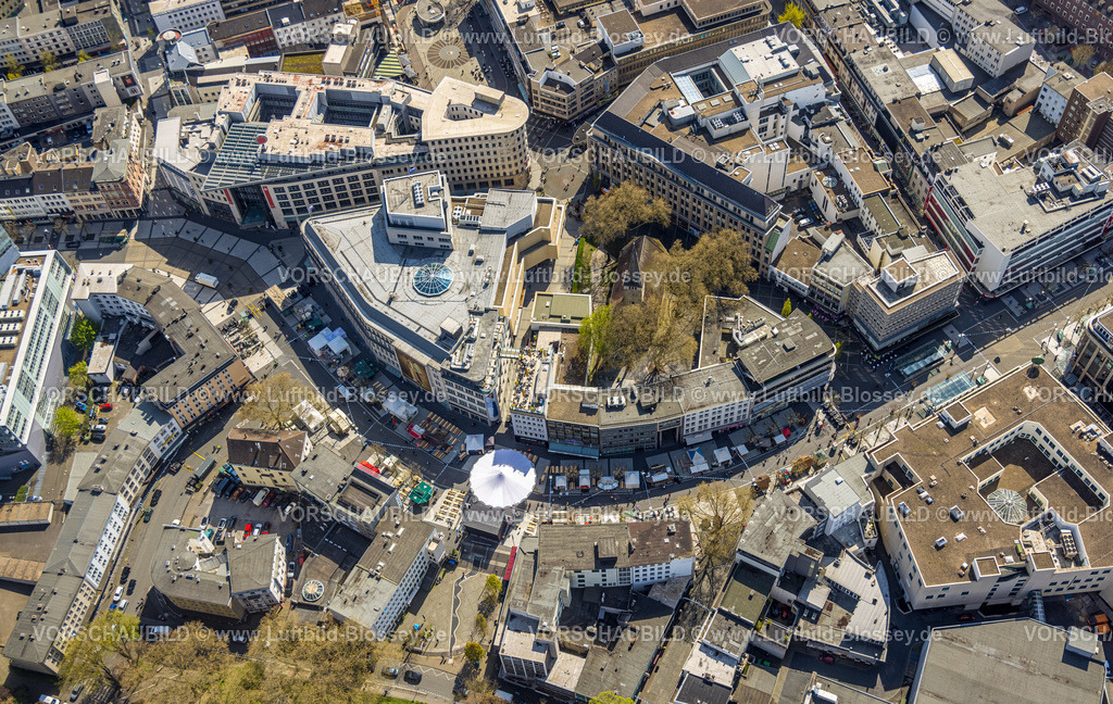 Bochum230404485 | Luftbild, Weißer Schirm für Maifestveranstaltung, Modehaus Baltz, City und Bongardstraße, Dachterrasse Boulevardcafe Wiacker auf dem Baltz-Haus, Sonnendach, Gleisdreieck, Bochum, Ruhrgebiet, Nordrhein-Westfalen, Deutschland