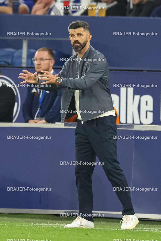 1_S04BER_20250801_2508.JPG -  - FC Schalke 04 - Hertha BSC Berlin - 2. Bundesliga | Gelsenkirchen, Deutschland, 01.08.25: Trainer Miron Muslic (FC Schalke 04) gestikuliert, Gestik waehrend des Spiels der 2. Bundesliga zwischen FC Schalke 04 - Hertha BSC Berlin in der Veltins-Arena am 01. August 2025 in Gelsenkirchen, Deutschland. (Foto von Stefan Brauer/Brauer-Fotoagentur)DFB/DFL REGULATIONS PROHIBIT ANY USE OF PHOTOGRAPHS AS IMAGE SEQUENCES AND/OR QUASI-VIDEO.