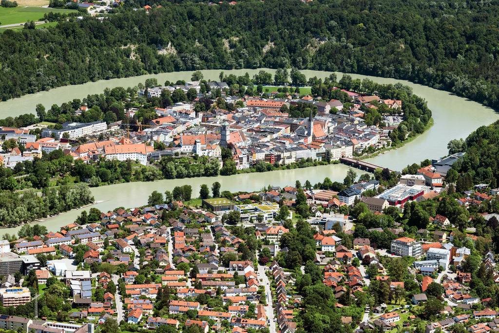 dr__0091904.jpg | WASSERBURG AM INN 12.06.2022 Altstadt und Zentrum der Halbinsel von Wasserburg am Inn liegen mit ihren mittelalterlichen Gebäuden in der Innschleife im Bundesland Bayern. // Wasserburg am Inn Old Town- center of downtown in Wasserburg am Inn in the state Bavaria. Foto: Daniel Reiter