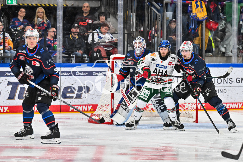 Nürnberg Ice Tigers - Augsburger Panther | Anthony LOUIS (Augsburger Panther #18) und Julius KARRER (Nürnberg Ice Tigers 6) kämpfen vor Evan FITZPATRCIK (Nürnberg Ice Tigers 30) um den Puck / Duell / DEL: Nürnberg Ice Tigers - Augsburger Panther; PSD Bank Nürnberg ARENA am 12.09.2025