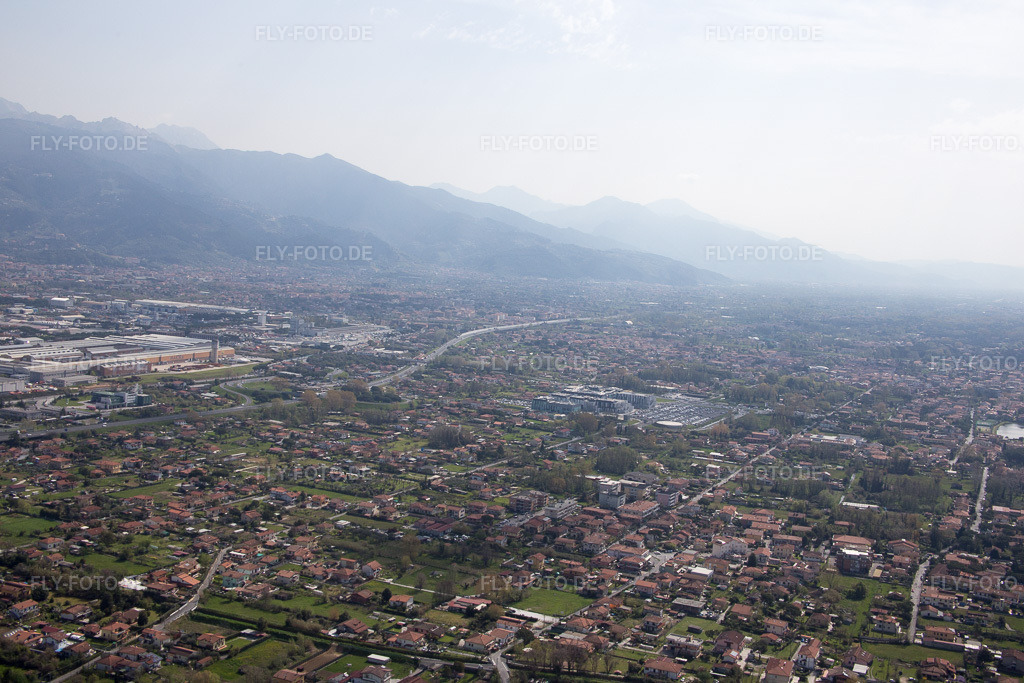 Luftbild: Ortsansicht in Avenza im Bundesland Toscana in Italien. Foto: IMG_087176.jpg vom 04.04.2016 durch Werner Riehm/FLY-FOTO.de