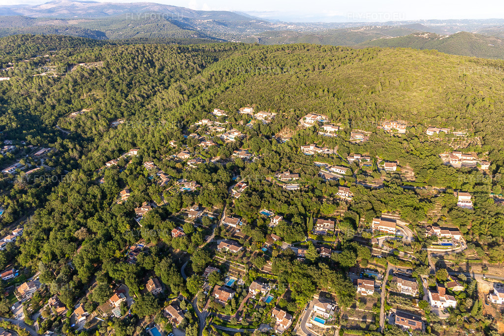 Vue aérienne: Vue de la ville à Montauroux dans le département Var, France. Photo: IMG_129525.jpg prise le 18/09/2021 par Werner Riehm/FLY-FOTO.eu – Résolution de l'original: 5472 x 3648 px