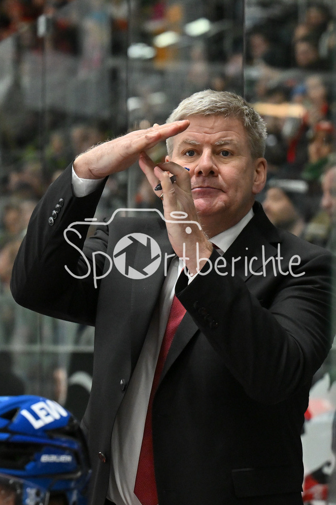 Augsburger Panther - Fischtown Bremerhaven | AUGSBURG, GERMANY - 25. JANUARY: im Bild Bill PETERS Trainer Augsburger Panther / Einzelfoto / Freisteller während dem Match zwischen den Augsburger Panthern und den Fischtown Pinguins am 43. Spieltag der Penny DEL im Curt Frenzel Stadion