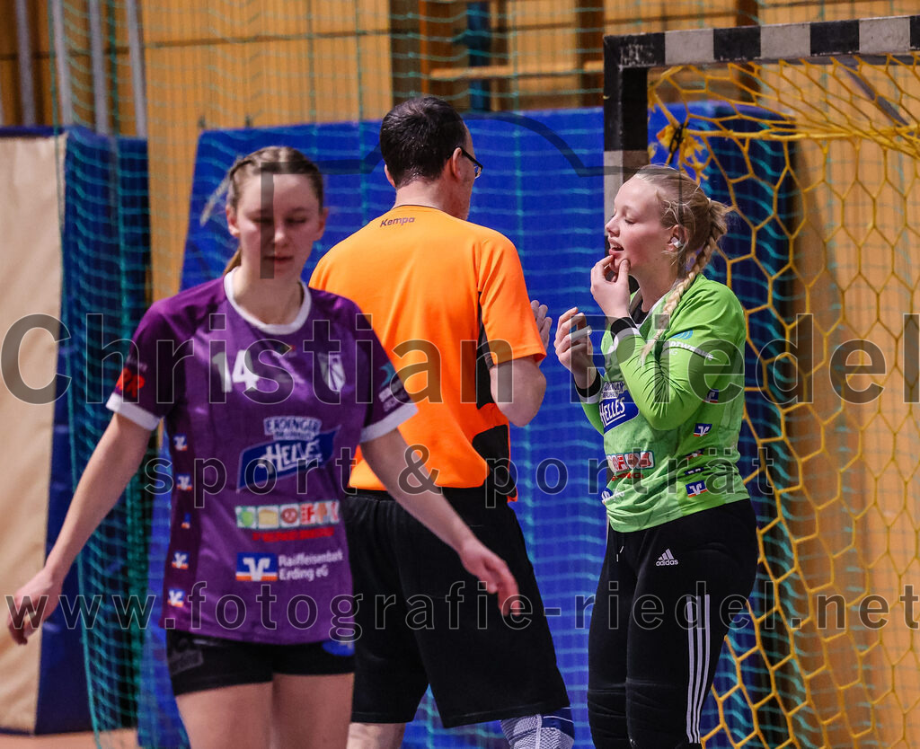 2025-02-15_100_SpVgg_Altenerding_gegen_MTV_Pfaffenhofen | Erding, Deutschland, 15.02.2025:Handball, Bezirksoberliga Frauen Altbayern 2024 / 2024, 14. Spieltag, SpVgg Altenerding gegen MTV Pfaffenhofen, Endergebnis: 27:23Sophie Lößl (SpVgg Altenerding, #14), Torfrau Hanna Obermair (SpVgg Altenerding, #1)Foto: Christian Riedel / fotografie-riedel.net