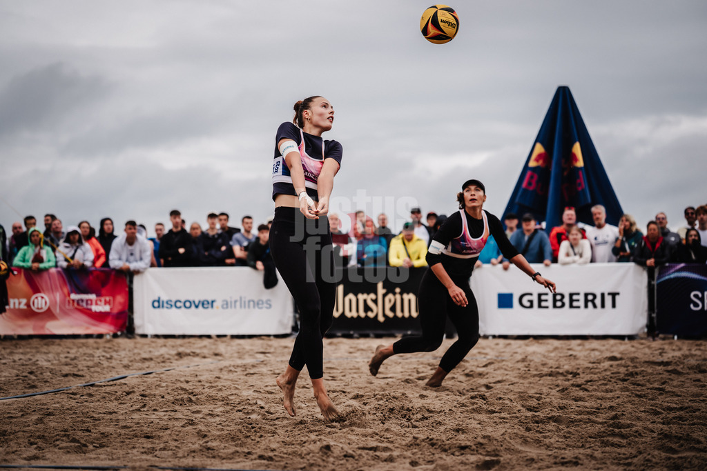 Beachvolleyball | Frauen | Deutsche Meisterschaften 2025 Timmendorfer Strand | 05.09.2025 | Elea Beutel nimmt den Ball an