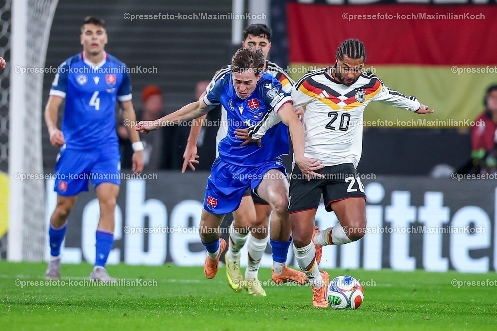 DFB17112501070 | 17.11.2025, Fußball, Länderspiel, WM-Qualifikation Europa, Deutschland - Slowakei, Red Bull Arena (Leipzig), 10. Spieltag, Saison 2025 2026: xs07 im Zweikampf gegen  Serge Gnabry (GER #20)  Regulations prohibit any use of photographs as image sequences and or quasi-video.