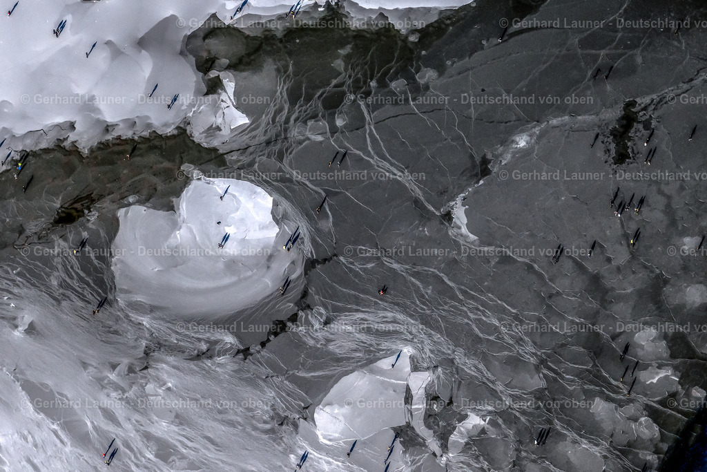9102315 | MüNSTER 13.02.2021 Spaziergänger und Passanten laufen auf der Eisschicht der zugefrorenen Uferbereiche der See - Oberfläche des Aasee im Ortsteil Pluggendorf in Münster im Bundesland Nordrhein-Westfalen, Deutschland. // strollers and passers-by walk on the ice sheet of the frozen bank areas of the lake - surface of Aasee in the district Pluggendorf in Muenster in the state North Rhine-Westphalia, Germany. Foto: Gerhard Launer