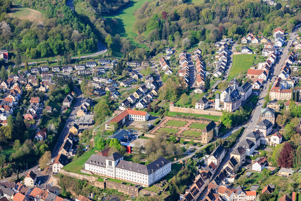 Luftbild: Schloßberg mit Orangerie, St. Anna und St. Philipp (Schlosskirche), Grundschule der Stadt Blieskastel Kirchberg-Schlossberg - DEPENDANCE und Kreisvolkshochschule Saarpfalz-Kreis im Schloss in Blieskastel im Bundesland Saarland in Deutschland.Foto: IMG_154475.jpg vom 18.04.2026 durch Werner Riehm/FLY-FOTO.deAuflösung des Originals: 5827 x 3885 pxWWW.HL-FRANZISKUS-BLIESKASTEL.DE