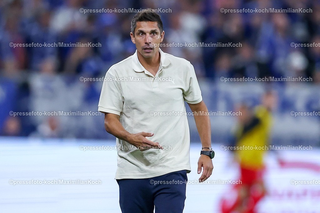 S0413092501092 | 13.09.2025, Fußball, FC Schalke 04 - Holstein Kiel, 5.Spieltag, 2. Fußball Bundesliga, Veltins-Arena Gelsenkirchen, Saison 2025 2026: Cheftrainer Marcel Rapp (Holstein Kiel)  gestikulierend am Spielfeldrand gestik DFB regulations prohibit any use of photographs as image sequences and or quasi-video.