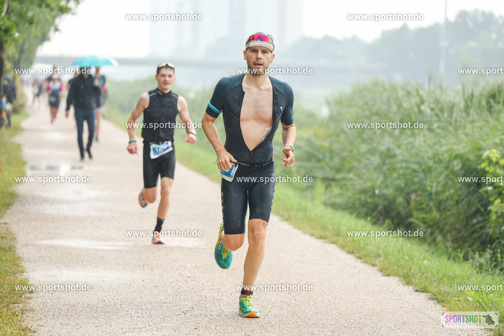 LUR_1062 | 34. M-net Erlanger Triathlon 2025 #erlangertriathlon  #mnettriathlon2025 #mnettriathlon #team #olympischedistanz #mitteldistanz #triathlon #maindonaukanal  #erlangertriathlon2025 #yourpictrs #tv1848 #tv1848erlangen  #triathlonbayern #sportinerlangen #demsportverbunden #sportshot_your_pictrs Copyright: www.sportshot.de