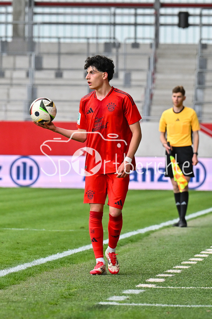 FC Bayern München U19 - VfL Wolfsburg U19 | beim Einwurf Deniz OFLI (FCB #3) / Einzelfoto / Freisteller / U19 DFB Nachwuchsliga Endrunde: FC Bayern Muenchen - VfL Wolfsburg, FC Bayern Campus am 26.04.2025