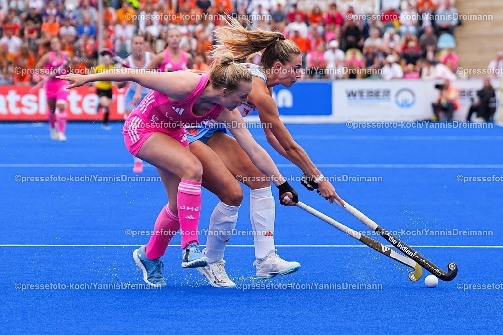 xydrx17082503011 | 17.08.2025, xydrx, Frauen EuroHockey Championship 2025, Finale, Niederlande - Deutschland, Sparkassenpark Mönchengladbach: Sara Strauss (GER #21) im Zweikampf gegen Sanne Koolen (NED #14)