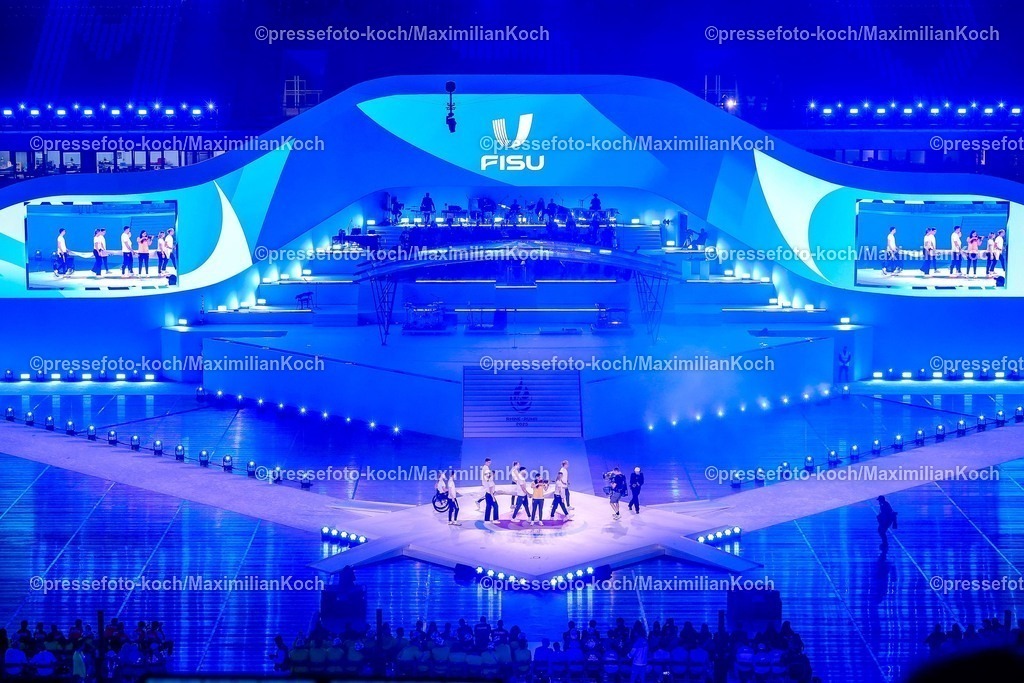 FISU16072501064 | 16.07.2025, Duisburg, FISU World University Games Summer, Rhine-Ruhr 2025, Opening Ceremony, Schauinsland-Reisen-Arena: Flaggeneinmarsch mit acht Athleten und Athletinnen der Zukunft, den Rising Stars zum Hissen der FISU Flagge 