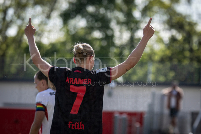 Google Pixel Frauen-Bundesliga; Bayer 04 Leverkusen - SC Freiburg, 26.04.2026 | Torjubel bei Cornelia Kramer (Bayer 04 Leverkusen, 7) als Vorlagengeberin; Bayer 04 Leverkusen - SC Freiburg an Spieltag 23 der Google Pixel Frauen-Bundesliga am 26.04.2026 im Ulrich-Haberland-Stadion in Leverkusen (Nordrhein-Westfalen). DFL REGULATIONS PROHIBIT ANY USE OF PHOTOGRAPHS AS IMAGE SEQUENCES AND/OR QUASI-VIDEO.
