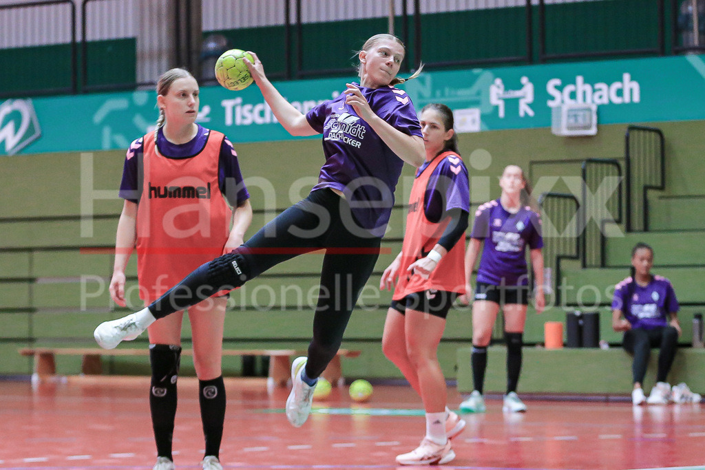 Handball, 2. Bundesliga Frauen, Training SV Werder Bremen | v.li.: Jana Lüdersen (SV Werder Bremen) beim Wurf, am Ball, Spielszene, Aktion, Action