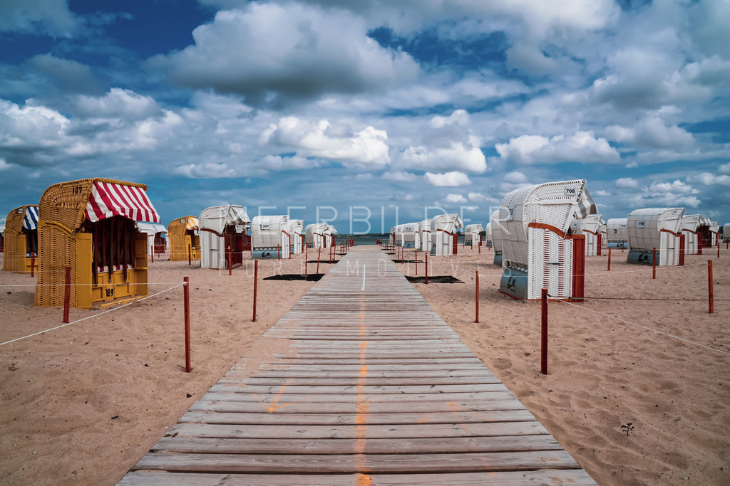 Strandkörbe // Travemünde Bilder | Gestalten Sie Ihr Zuhause mit einzigartigen Bildern von Ostsee u. Nordsee – als Leinwandbild, Acryl, Alu-Dibond oder FineArt Hahnemühle, individuell anpassbar.