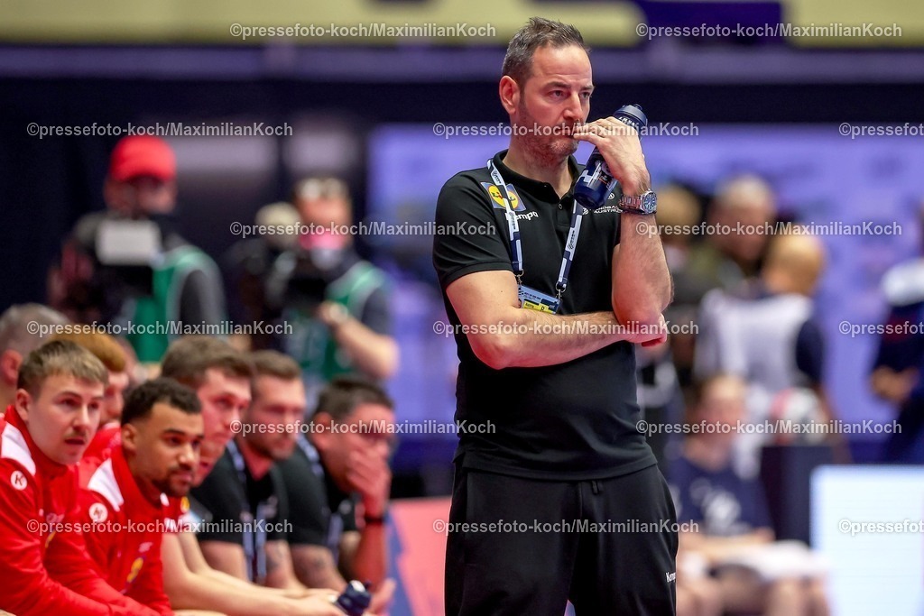 EHF15012602142 | 15.01.2026, Handball, Men's EHF EURO 2026, Deutschland - Österreich, Jyske Bank Boxen in Herning, Dänemark, Preliminary Round:  Headcoach Iker Romero Fernandez (Austria #hc) 