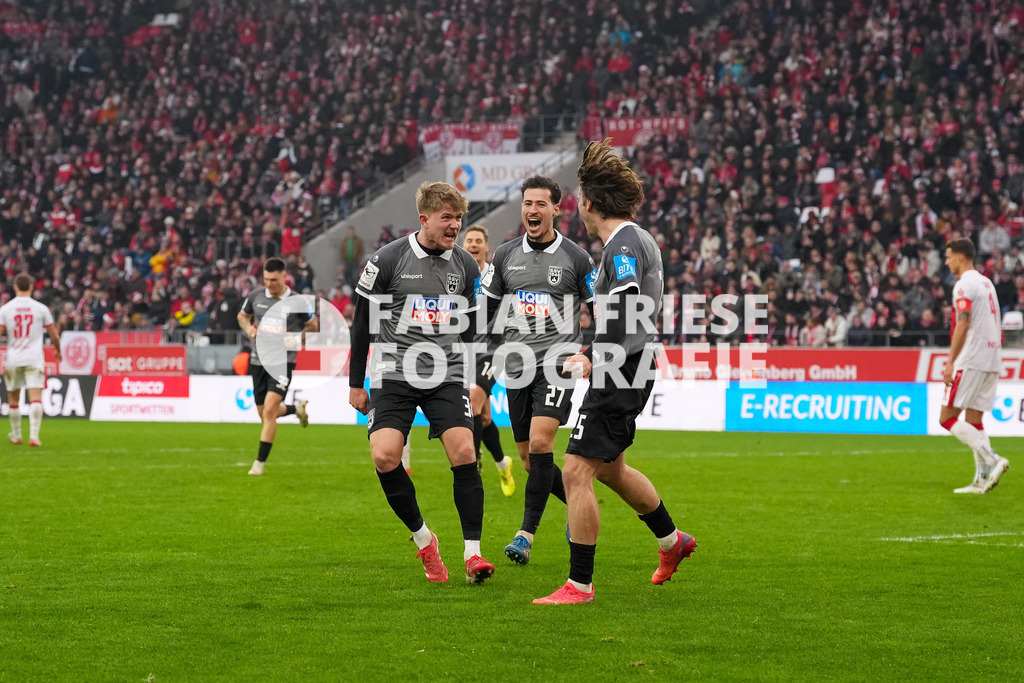 GER Rot-Weiss Essen vs. SSV Ulm, Fussball, 3. Liga, Spieltag 19, Saison 2025/2026, 20.12.2025 | GER Rot-Weiss Essen vs. SSV Ulm, Fussball, 3. Liga, Spieltag 19, Saison 2025/2026, 20.12.2025Foto: Fabian Friese - Realisiert mit Pictrs.com