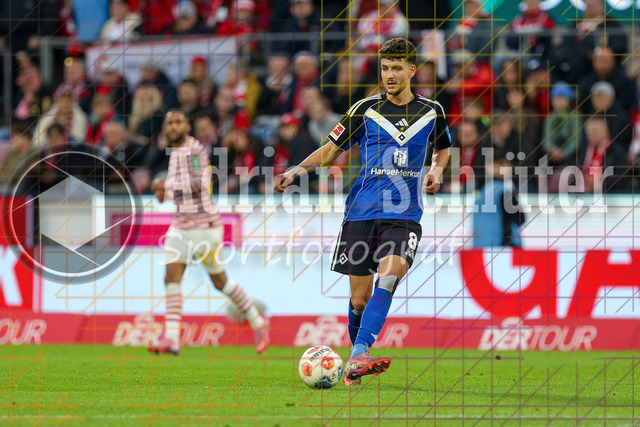 1. FC Köln vs Hamburger SV - 1. Bundesliga  | Köln, Deutschland, 02.11.25:   Daniel Elfadli (Hamburger SV) in Aktion am Ball, Einzelaktion waehrend des Spiels der Bundesliga zwischen  1. FC Köln vs Hamburger SV in der RheinEnergieStadion(Foto von Brauer-Fotoagentur / Adrian Schlueter)