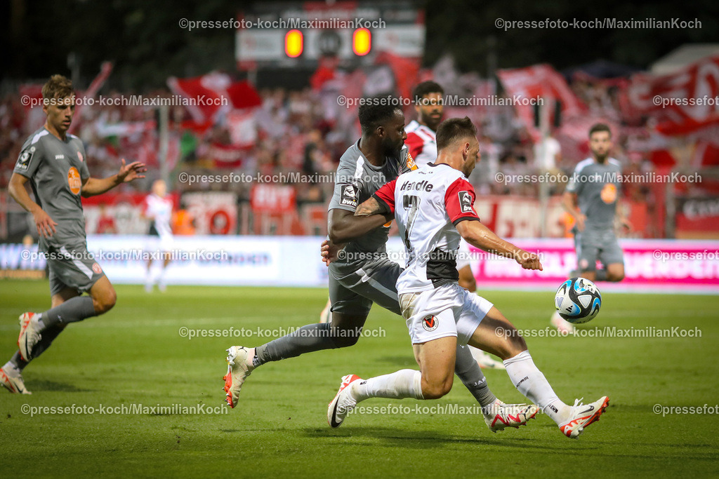 Koe3Liga23082301060 | 23.08.2023, Köln, Fußball, bwin 3. Liga Herren, Sportpark Höhenberg, 3. Spieltag, Saison 2023 2024, FC Viktoria Köln – Rot-Weiss Essen: Mustafa Kourouma (Rot-Weiss Essen) gegen Simon Handle (Viktoria Köln). 
DFB regulations prohibit any use of photographs as image sequences and or quasi-video.