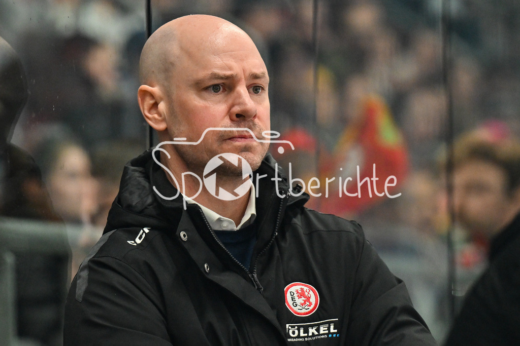 Augsburger Panther - Düsseldorfer EG | Im Bild  DEG Trainer Steven REINPRECHT / Einzelfoto / Freisteller / DEL: Augsburger Panther - Duesseldorfer EG, Curt Frenzel Stadion am 04.03.2025