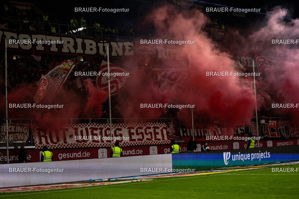 MSV Duisburg - Rot-Weiss Essen  | Duisburg, Deutschland, 26.10.2025 Fans von Rot-Weiss Essen zünden Pyrotechnik im Fanblock während des 3.Liga Spiels zwischen MSV Duisburg und Rot-Weiss Essen in der Schauinsland-Reisen-Arena am 26.10.2025 in Duisburg (Foto von Timo Bluhmki-Schmidt/ Brauer Fotoagentur
