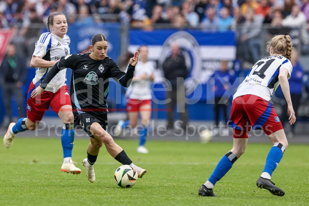 Fussball, DFB-Pokal Frauen, Hamburger SV - SV Werder Bremen | v.li.: Tuana Mahmoud (SV Werder Bremen, 10) am Ball, Einzelbild, Ganzkörper, Aktion, Action, Spielszene, Jaqueline Dönges (Hamburger SV, 21), DIE DFB-RICHTLINIEN UNTERSAGEN JEGLICHE NUTZUNG VON FOTOS ALS SEQUENZBILDER UND/ODER VIDEOÄHNLICHE FOTOSTRECKEN. DFB REGULATIONS PROHIBIT ANY USE OF PHOTOGRAPHS AS IMAGE SEQUENCES AND/OR QUASI-VIDEO.